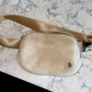 Beautiful lululemon everywhere Belt bag sold out fur cream